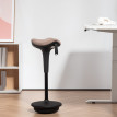 Tabouret ergonomique Sarven pour bureau assis-debout confort optimal en tissu marron design oscillant