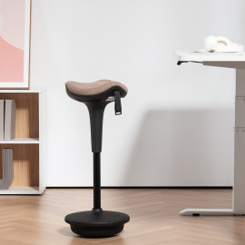 Tabouret ergonomique Sarven pour bureau assis-debout confort optimal en tissu marron design oscillant
