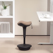 Tabouret ergonomique Sarven pour bureau assis-debout confort optimal en tissu marron design oscillant