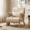 Fauteuil Moorwick lounge bois hévéa effet laine bouclée beige confort cosy salon