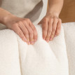 Auras fauteuil à bascule avec repose pieds en polaire blanc