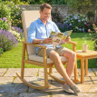 Fauteuil Verenson à bascule en acacia avec coussins beige