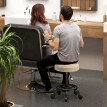 Tabouret de salon Merrio pivotant à roulettes réglable marron