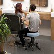 Tabouret Caliaes pivotant à roulettes réglable bleu