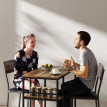 Table de bar Lumenum avec étagères et tabourets noir et noyer